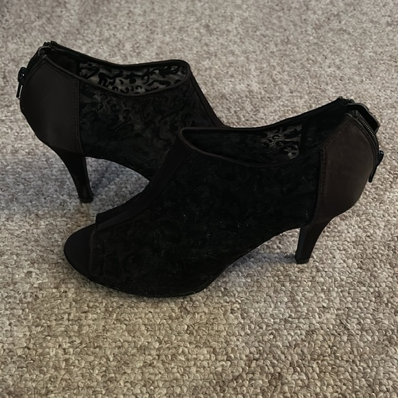 Black Lace Heels - Picture 2 of 7